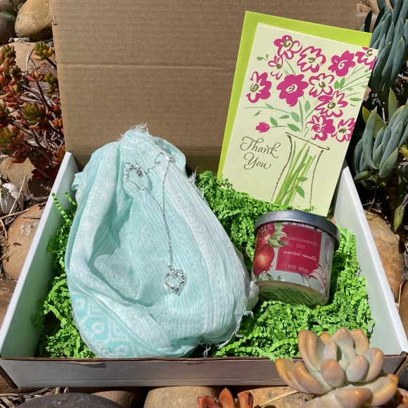 Gift Set Heart Charm Paisley Scarf Scented Candle - Picture 4 of 5